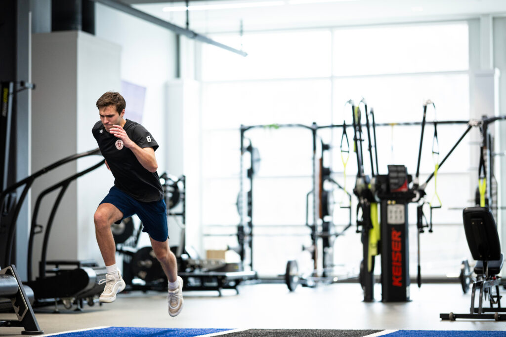 How to Get Faster for Sports: A Complete Training Guide 4 Male athlete training stride length to improve top-end speed